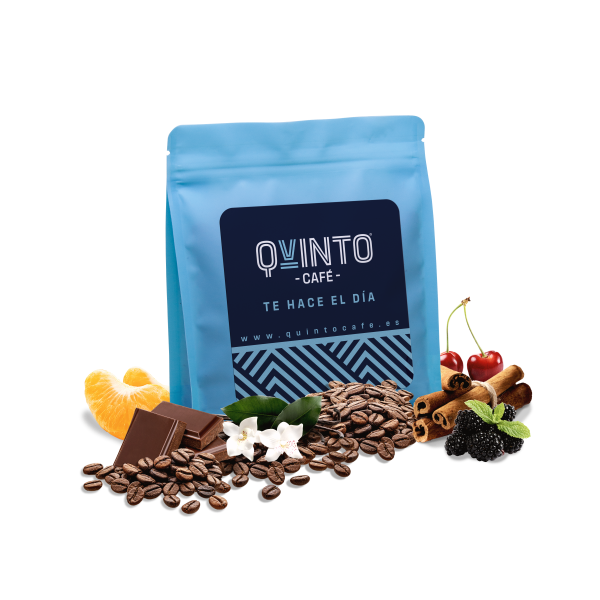 Bolsa azul de quinto café rodeado de elementos que representan los perfiles de sabor del café como chocolate, canela moras y mucho más