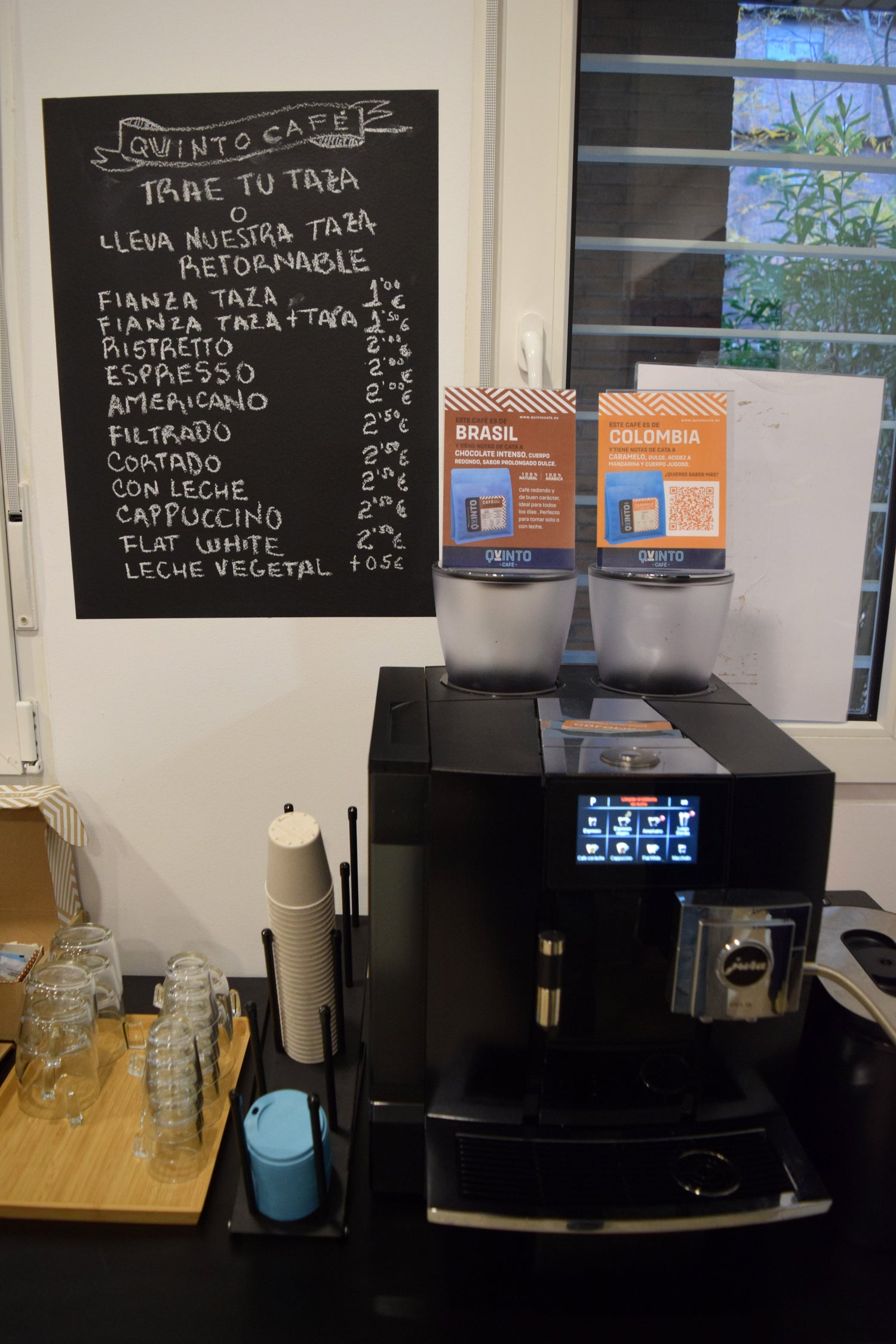 Café para llevar preparado con cafetera superautomática en Quinto Lab. Elige tu bebida favorita: espresso, café con leche, cappuccino o flat white, siempre con la mejor calidad de café de especialidad.