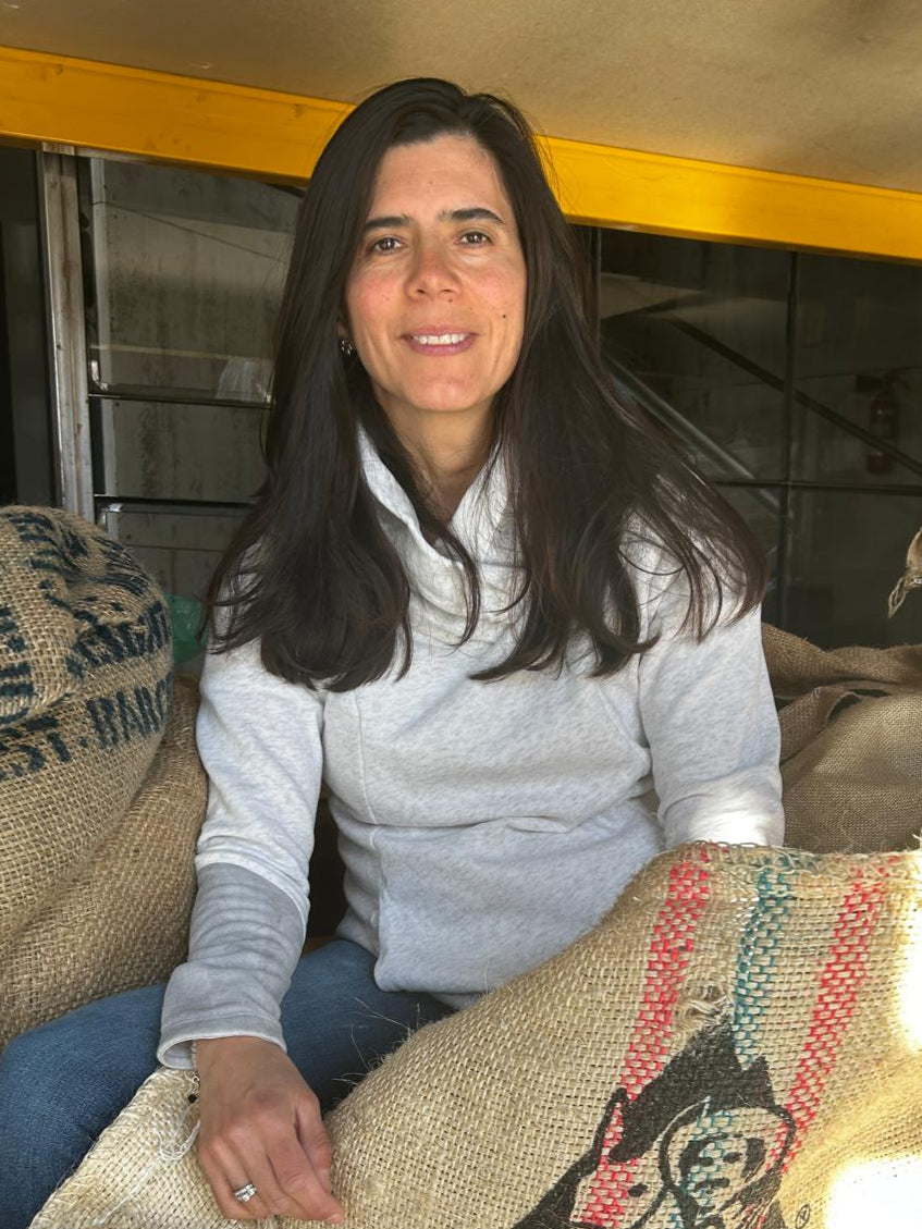 Martha entre los sacos de café  verde de distintos orígenes