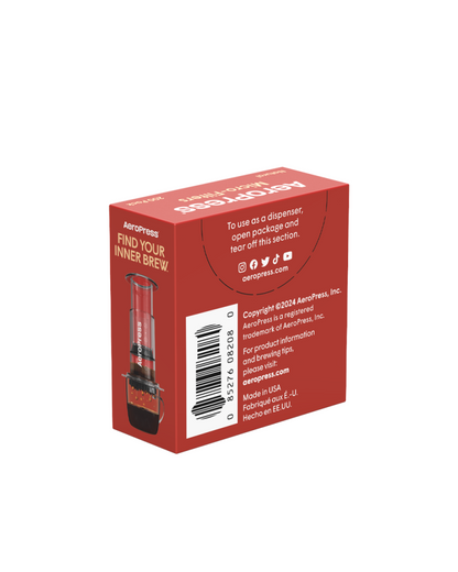 Parte trasera de la caja de filtros AeroPress con solapa dispensadora y código de barras