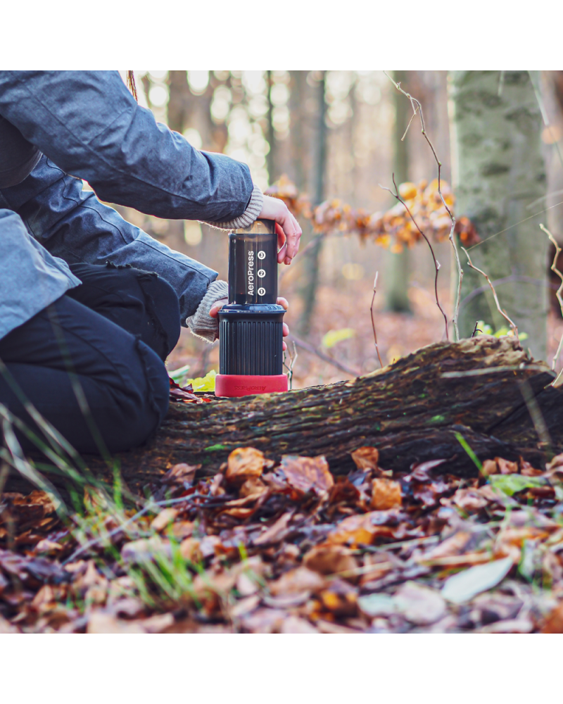 Preparando café con AeroPress Go de excursión en el bosque - Quinto Café