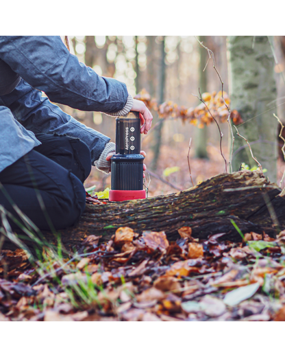Preparando café con AeroPress Go de excursión en el bosque - Quinto Café