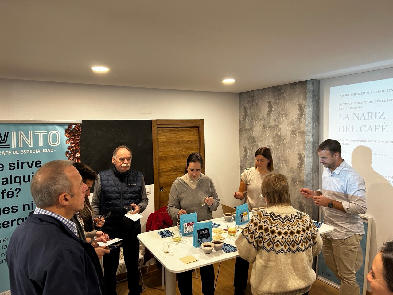 Sesión de cata en Quinto Lab, Tres Cantos: exploración de aromas y sabores con cafés de especialidad seleccionados. Una experiencia sensorial para descubrir matices únicos en cada taza.