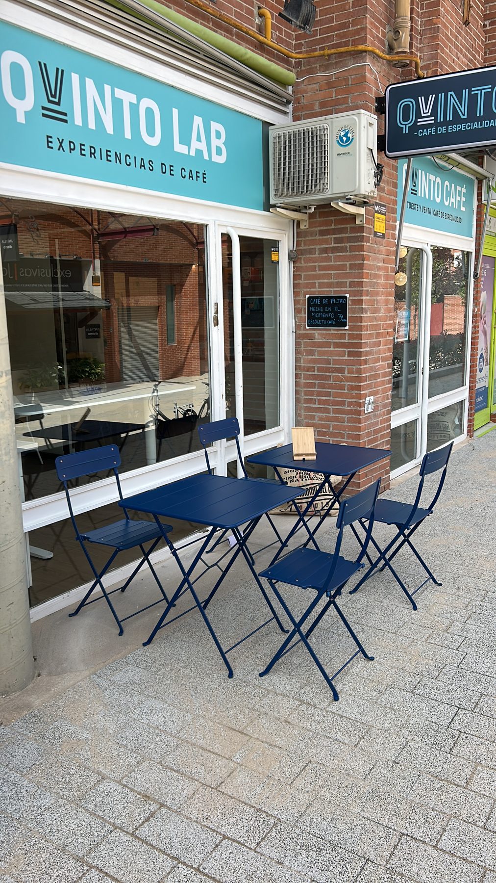 Quinto Lab and Quinto Café shopfront with terrace in Tres Cantos